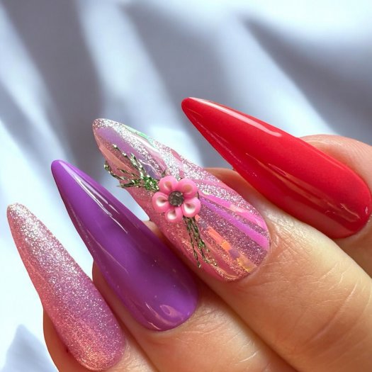 Tydlig och intensiv lila gelpolish – kraftfull men balanserad.