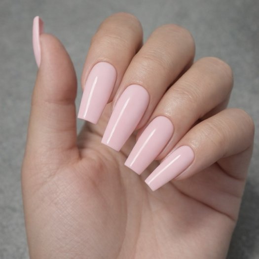 Freja’s Pink Ribbon är en ljus, krämig rosa gelpolish med nästan vitrosa ton.