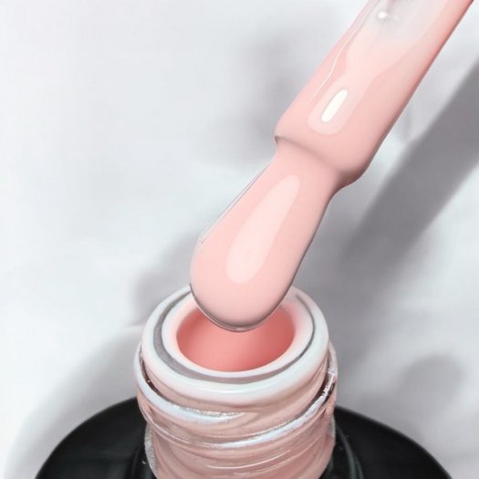 Freja’s Pink Ribbon är en ljus, krämig rosa gelpolish med nästan vitrosa ton.