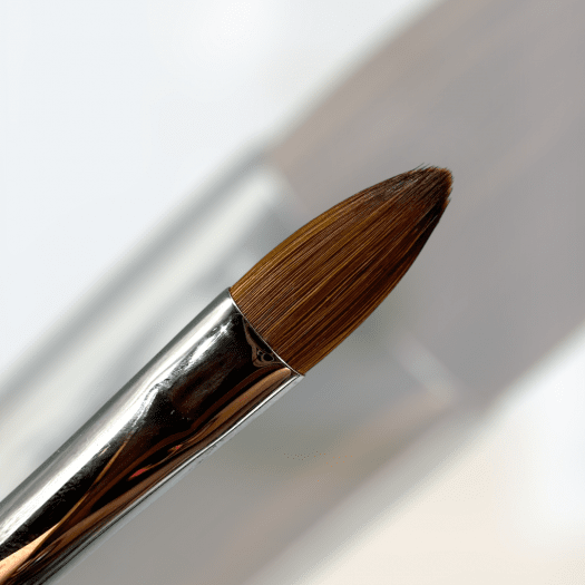 Pensel Allround G10 pensel med 100% Kolinsky-strån och metallskaft. Perfekt för snabb täckning och precisionsarbete med gelé. Ju