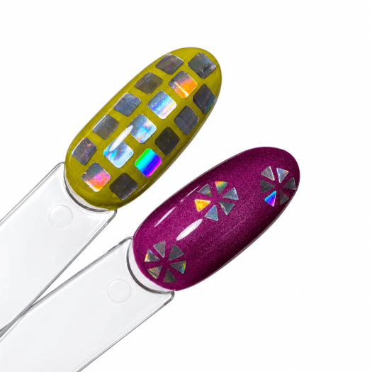 Nail art med Geo Holo Box, holografiska fyrkanter på olivgrön gellack och trianglar på lila cat eye