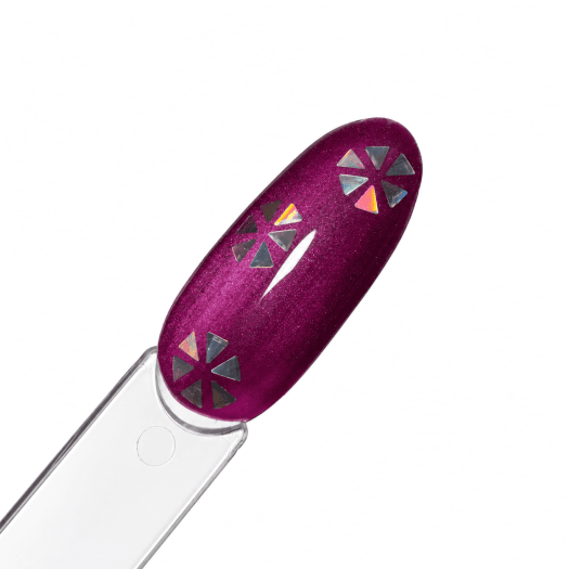 Nail art med Geo Holo Box, holografiska trianglar som blommor på lila cat eye