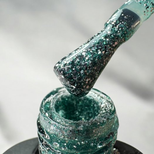 Green Twinkle Gel Polish from Nail Systems of Sweden – nails with sparkling green glitter and a glossy finish, perfect for festi