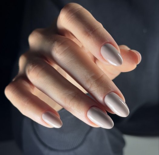 Eggshell gellack från Nail Systems i en mjuk och elegant beige nyans med blank och slät finish. Den krämiga färgen ger naglarna