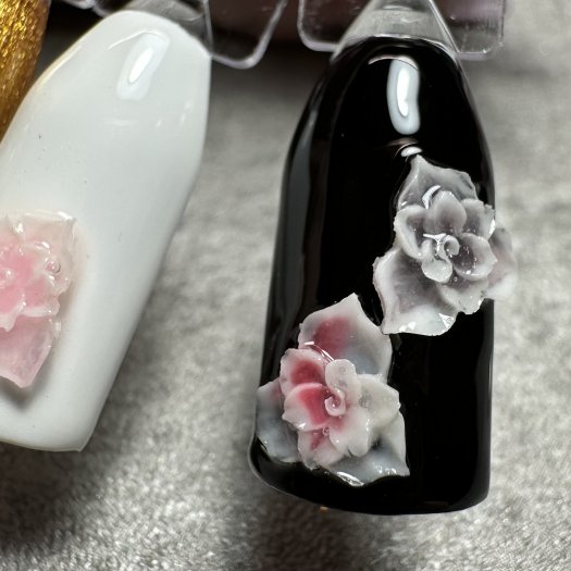 En högpigmenterad nail art gel i svart som är perfekt för tunna linjer, swirls och detaljerad nail art. Appliceras ovanpå valfri