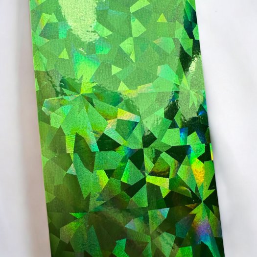 Jungle Sparkle – Vibrant green shimmering foil with irregular patterns creating an exotic, light-reflective effect.