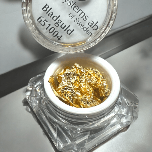 Bladguld – tunt och lätt att applicera för dekorationer, detaljer och målning. Fäst i klibbig yta av gel eller färg. Perfekt til