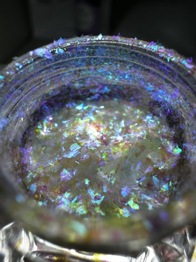 Upptäck Chameleon Flakes - Tropical – supertunna skiftande flakes som enkelt fäster i klibbig yta av gel eller gelpolish. Perfek