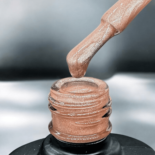 Radiance Glow CatEye – en trendig champagne/nude-tonad gelpolish med skimmer och magnetisk effekt. Skapar djupa, skimrande mönst