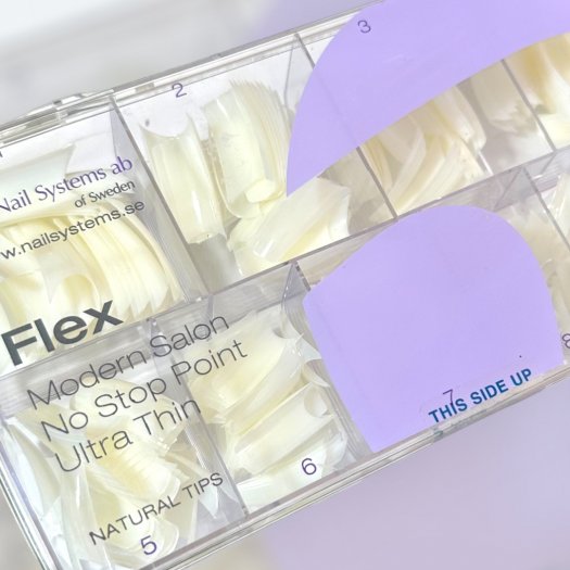 Flex Natur-tippar med mjuk salongsform, tillverkade av tunn och lättfilad ABS-plast. Levereras i en praktisk låda med 500 tippar