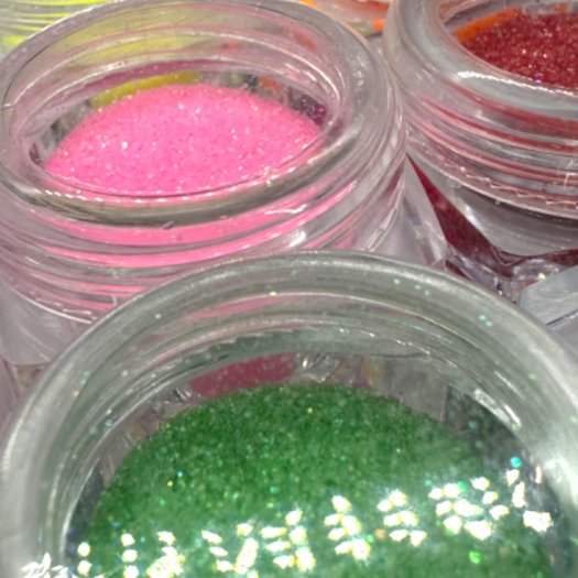 En ask med neonfärgat nagelglitter i 0,2 mm partiklar. 12 strålande nyanser för kreativ och färgstark nail art.