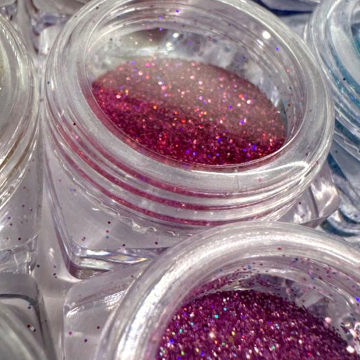 Nagelglitter i 0,2 mm partiklar, holografiskt skimmer i djupa färger. Set med 12 olika nyanser i en praktisk ask.