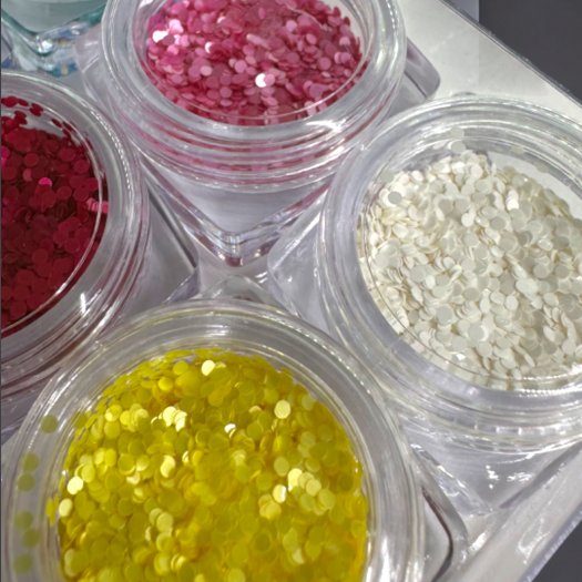 Pärlskimrande paljetter i 1 mm storlek. Set med 12 olika färger för eleganta och kreativa nageldesigner.