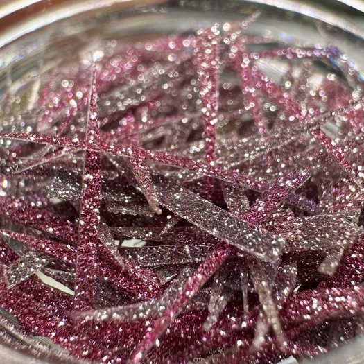 Confetti Stripes, Sparkling Rose – glittrande oregelbundna foliebitar med reflekterande glitter i rosa, 1-2 cm långa.