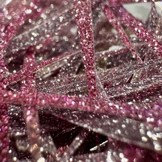 Confetti Stripes, Sparkling Rose – glittrande oregelbundna foliebitar med reflekterande glitter i rosa, 1-2 cm långa.