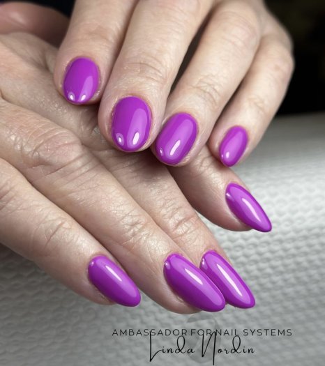 En stark lilarosa gelpolish med en intensiv och glansig finish. Perfekt för att skapa en djärv och elegant nageldesign med långv