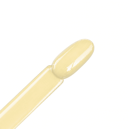 Kimchi Gel Polish applicerad på nageltipp, ljus vaniljgul
