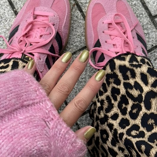 Naglar med Kimspired Cat Eye Gel Polish