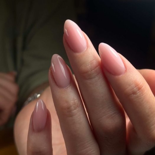 BIAB Liquid Extension Pink Fudge är en hard gel i flaska med mjuk nude-ton som passar alla hudtoner. Perfekt för naturliga nagla