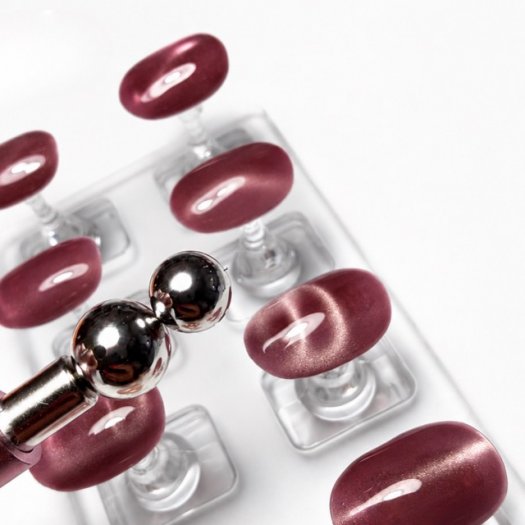 Skapa allt från glow-effekter och velvet nails till skarpa cat eye-linjer med NS Mag(net)ic Ball. Magnetverktyg med två avtagbar