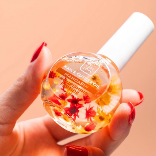 Mandarin & Nourishing Peptide Nail & Cuticle Oil är en lätt nagelolja med mandarin, peptider och squalane som återfuktar, mjukgö