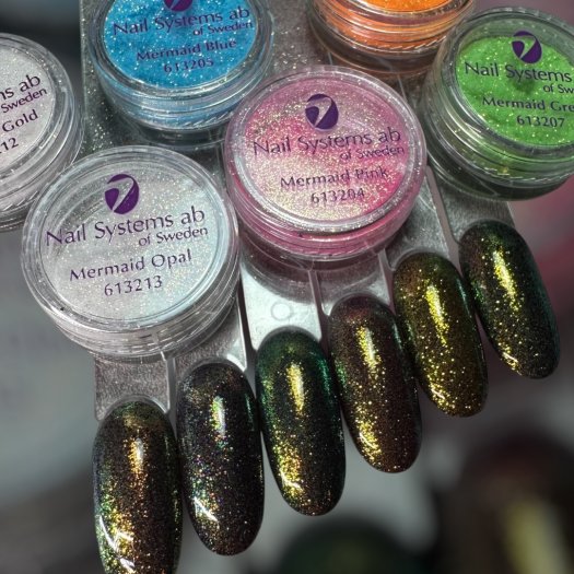 Discover Mermaid Orange glitter – a versatile glitter for nails, makeup and crafts! Create unique nail designs or use it in your