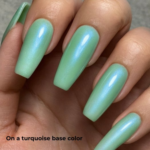 Discover Cocktail Green Chrome Powder – a versatile powder that gives your nails either a glittery effect in a sticky surface or