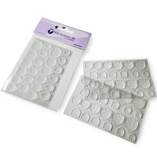 Nu kan du enkelt byta dina Soft Gel tippar och switcha naglar inför festen. Låt din nagelterapeut göra dina personliga naglar oc