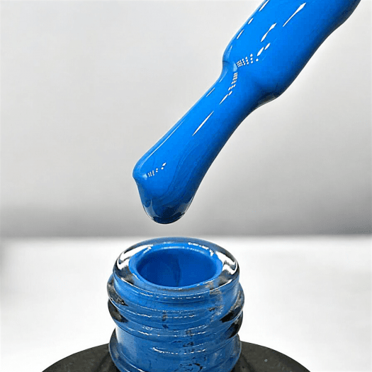 Navy Noir Gel Polish från Nail Systems of Sweden i en djup och elegant marinblå nyans som ger naglarna ett sofistikerat och tidl