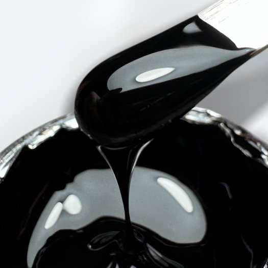 En högpigmenterad nail art gel i svart som är perfekt för tunna linjer, swirls och detaljerad nail art. Appliceras ovanpå valfri