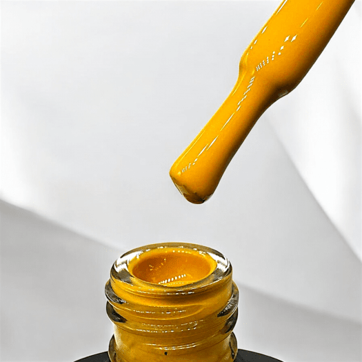 Peanut Butter gellack från Nail Systems i en varm beige-brun nyans som ger naglarna ett mjukt och naturligt uttryck.