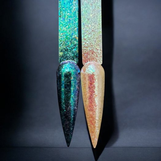 Upptäck Chameleon Flakes - Tropical – supertunna skiftande flakes som enkelt fäster i klibbig yta av gel eller gelpolish. Perfek