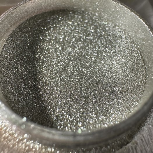 Warm Silver Chrome Powder – använd på klibbig yta för glittrig effekt eller på torr top coat för spegelkrom. Fungerar även som m