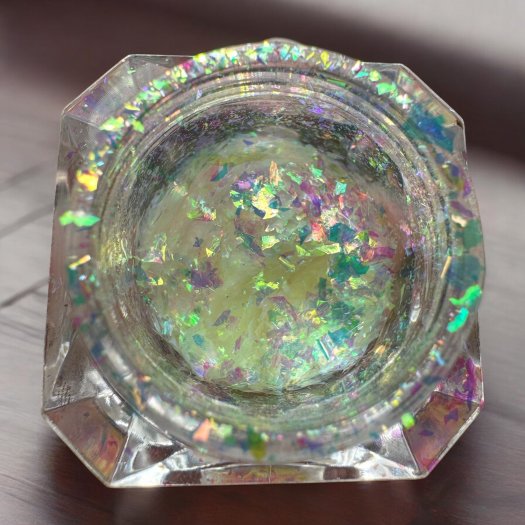 Discover Chameleon Flakes - Multicolor Large – large, color-shifting flakes that easily adhere to the tacky layer of gel or gelp