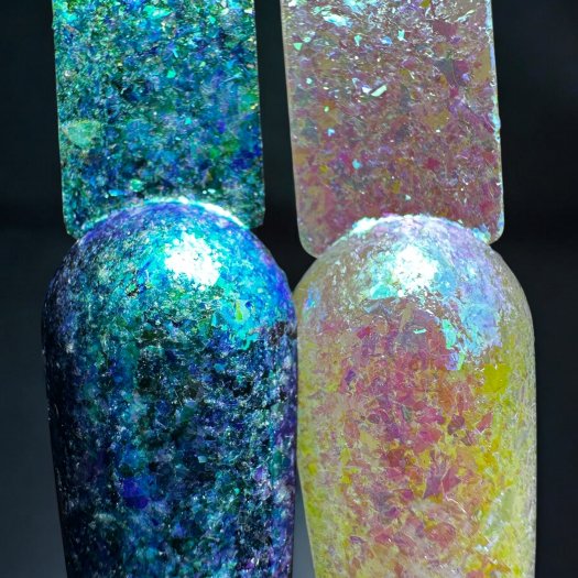 Upptäck Chameleon Flakes - Tropical – supertunna skiftande flakes som enkelt fäster i klibbig yta av gel eller gelpolish. Perfek