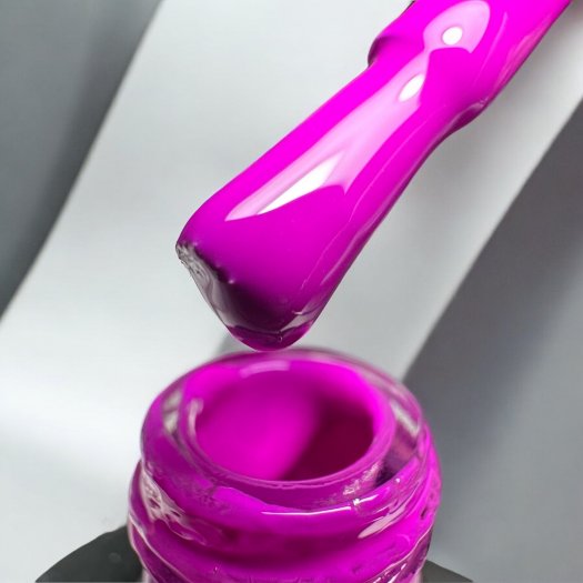 En stark lilarosa gelpolish med en intensiv och glansig finish. Perfekt för att skapa en djärv och elegant nageldesign med långv