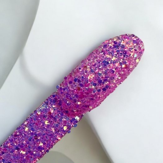 Glit-Mix Fuchsia Flame är ett cerise-rosa glitter i mixade storlekar. 5g burk. Borsta in, kapsla in eller strö ovanpå Top Gel fö