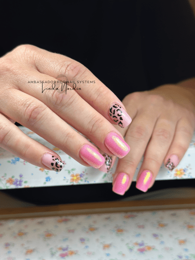 En högpigmenterad nail art gel i svart som är perfekt för tunna linjer, swirls och detaljerad nail art. Appliceras ovanpå valfri