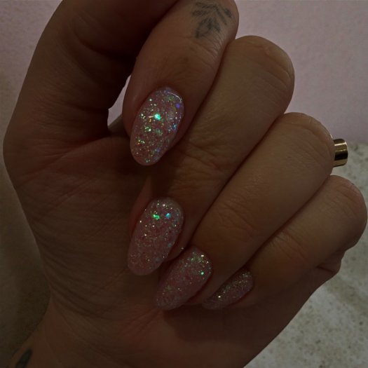 Glit-Mix Opal Frost är ett vitt glitter i mixade storlekar med rosa och grönt skimmer. 5g burk. Använd i klibbig gelé, kapsla in