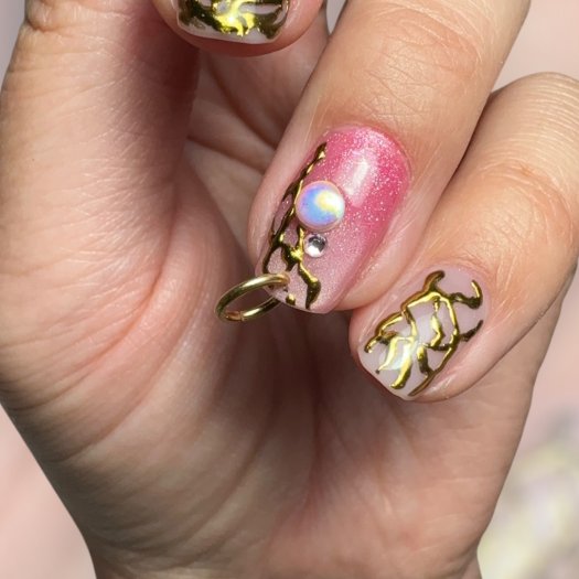 10 gold-colored Nail Rings in 6 mm size - perfect for decorating nails after piercing with Piercing Bit. Delivered in pr