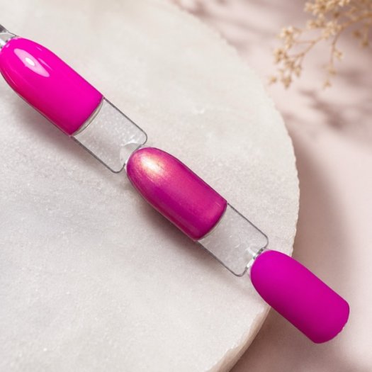 Pink In A Blink är en intensiv rosa gelpolish med klar och livfull färg som ger naglarna ett piggt och iögonfallande uttryck. Sj