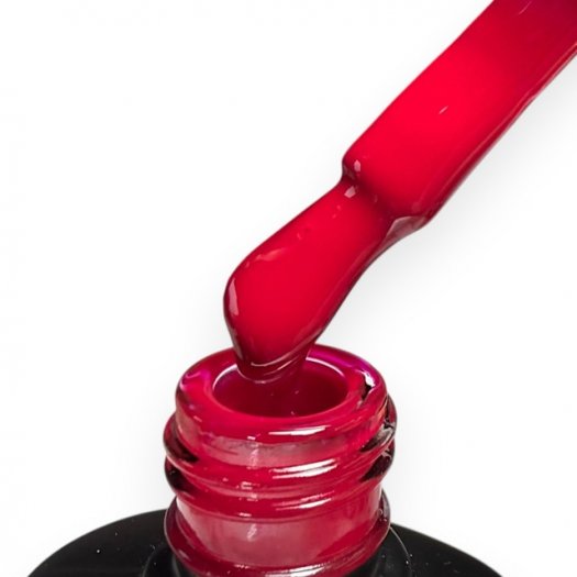 Power Red är en kraftfull röd gelpolish med intensiv färg och snygg täckning. Den självutjämnande formulan ger jämn applicering