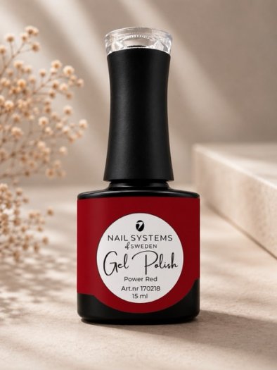 Power Red är en kraftfull röd gelpolish med intensiv färg och snygg täckning. Den självutjämnande formulan ger jämn applicering