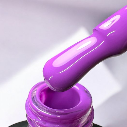 Tydlig och intensiv lila gelpolish – kraftfull men balanserad.