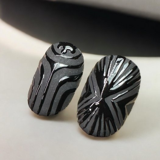 En högpigmenterad nail art gel i svart som är perfekt för tunna linjer, swirls och detaljerad nail art. Appliceras ovanpå valfri