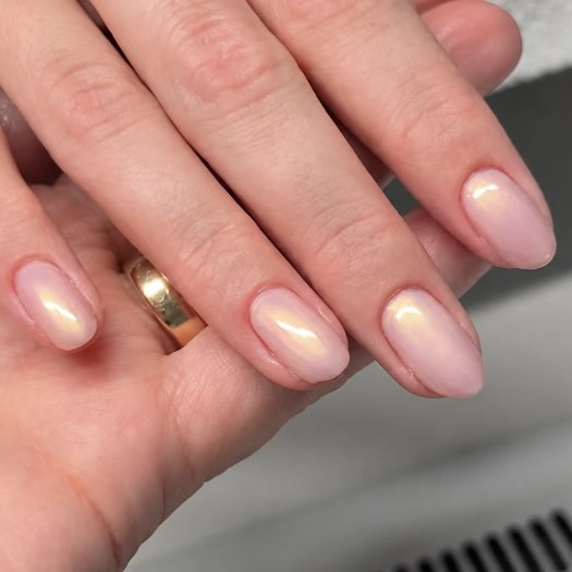 Rarity är en pärlemorskimrande rosa gelpolish med mjuk guldig underton. Skapar ett levande ljusspel och elegant glow.