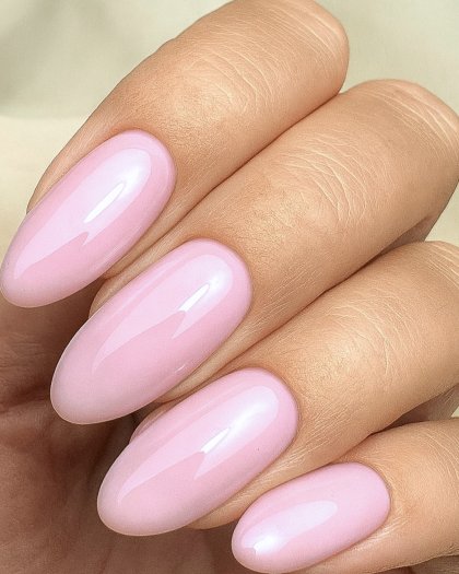 Rubber Base Pink – en ljus och glad rosa basecoat som ger naglarna styrka och en livfull look.