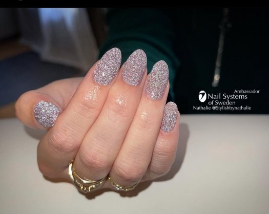 Discover Reflecting Pink Gel Polish – a reflective pink gel polish that gives the nails a magical and luxurious feel.