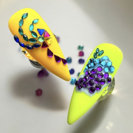 Rhinestone Drop Carousel - 1200 droppformade stenar i snurra