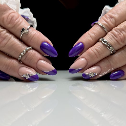 Royal är en förtrollande lila färg som är både djärv och sofistikerad. Med sin rika och intensiva ton ger den naglarna ett elega